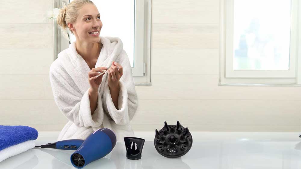 Žena provádějící manikúru před fénem ProfiCare HTD 3030_02