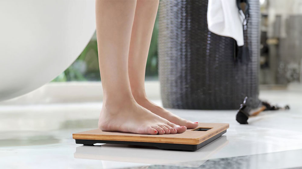 Žena stojící na osobní váze ProfiCare PW 3103_02