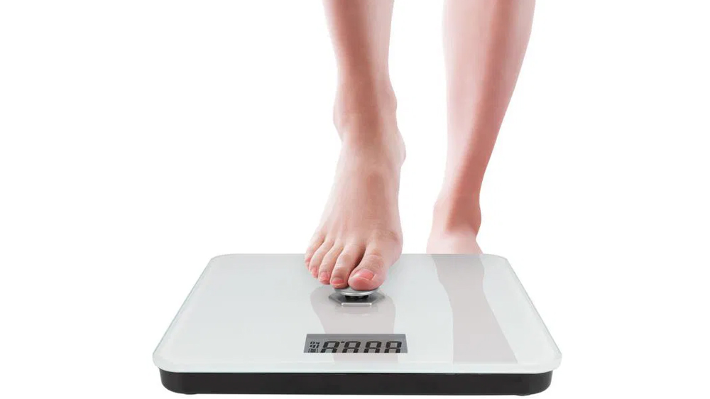 Žena zapínající osobní váhu ProfiCare PW 3112_02