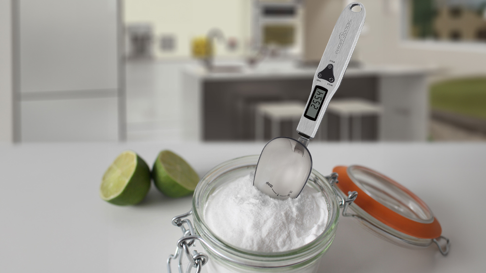 Kuchyňská vážicí lžíce Proficare LW 1214 zapíchlá v cukru_02