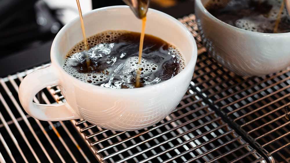 Příprava 2 šálků kávy v kávovaru_02