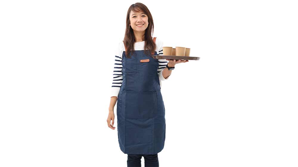 Baristka nese 4 kávy na tácku_03