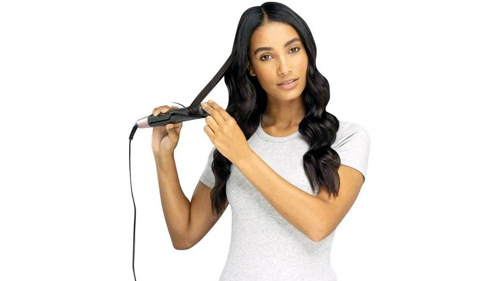 Dívka upravující si vlasy žehličkou Remington S6606_02