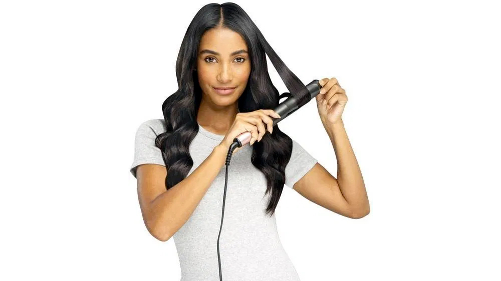 Dívka si dělá lokny žehličkou Remington S6606_03