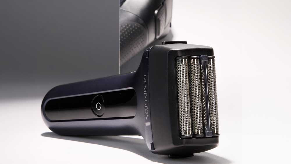 Holicí strojek leží na boku před zrcadlem_03