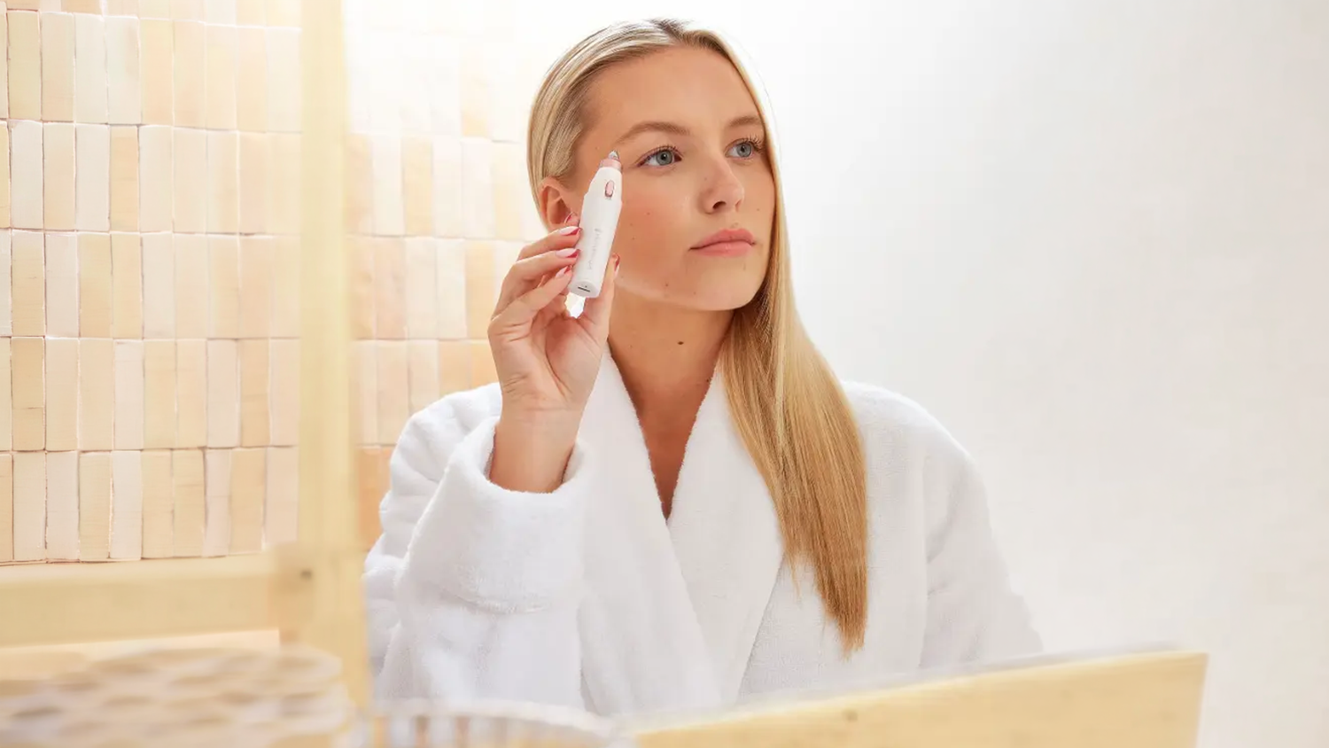 Žena sa upravuje depilátorom Remington WFS200 pred zrkadlom
