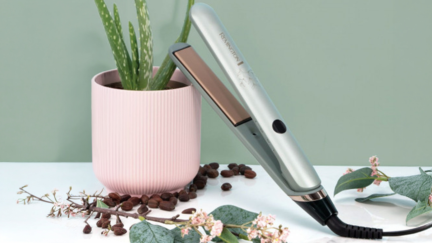 Žehlička na vlasy Remington Botanicals S5860 opretá o kvetináč s Aloe vera