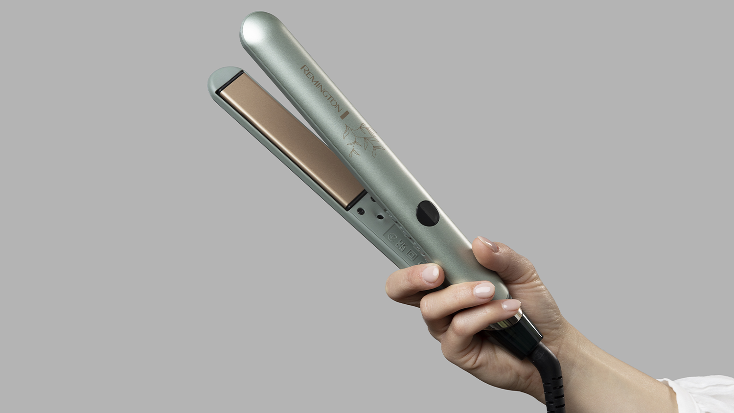 Žena drží v ruke žehličku Remington Botanicals S5860