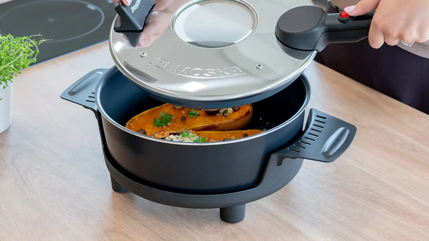 Zavírání víka pečicí mísy Remoska P32F/21