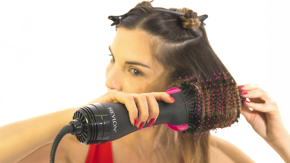 Žena si natáčí vlasy na kulmofén a upravuje si je_03