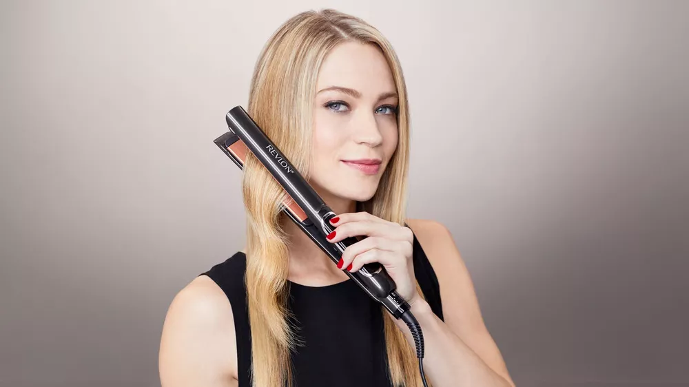 Žena s rovnými či vlnitými vlasy a žehlička na vlasy Revlon_02