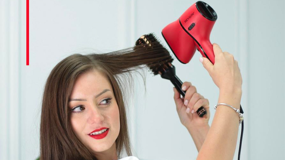 Žena používající fén na vlasy Revlon RVDR5320_03
