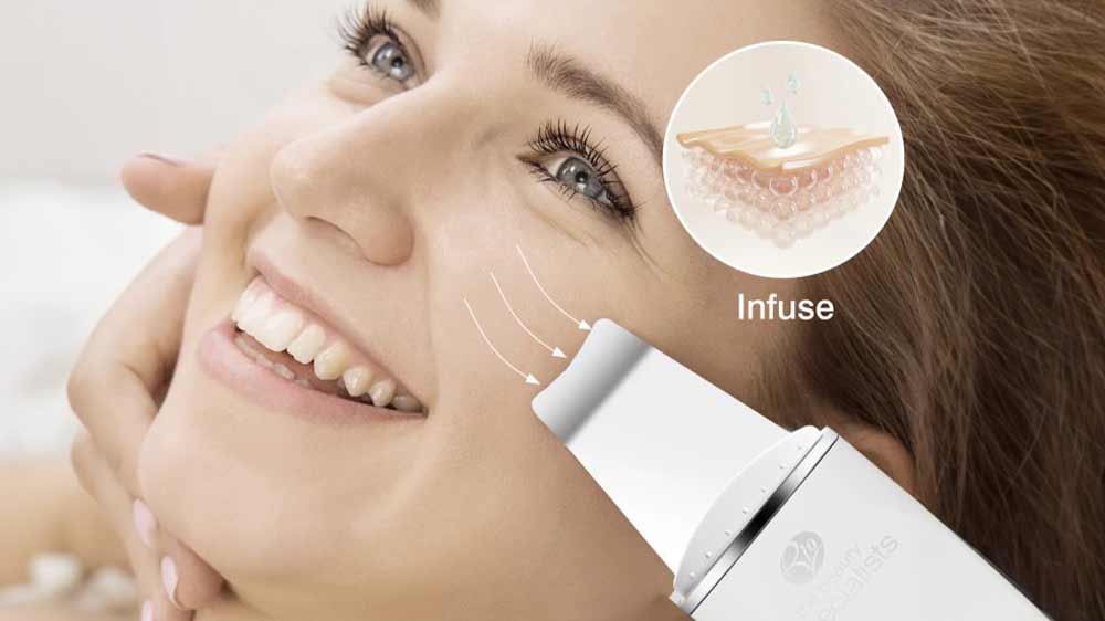 Funkce galvanické infuze ultrazvukové špachtle na pleť Rio FASC2 aplikovaná na dívčí pleť_03