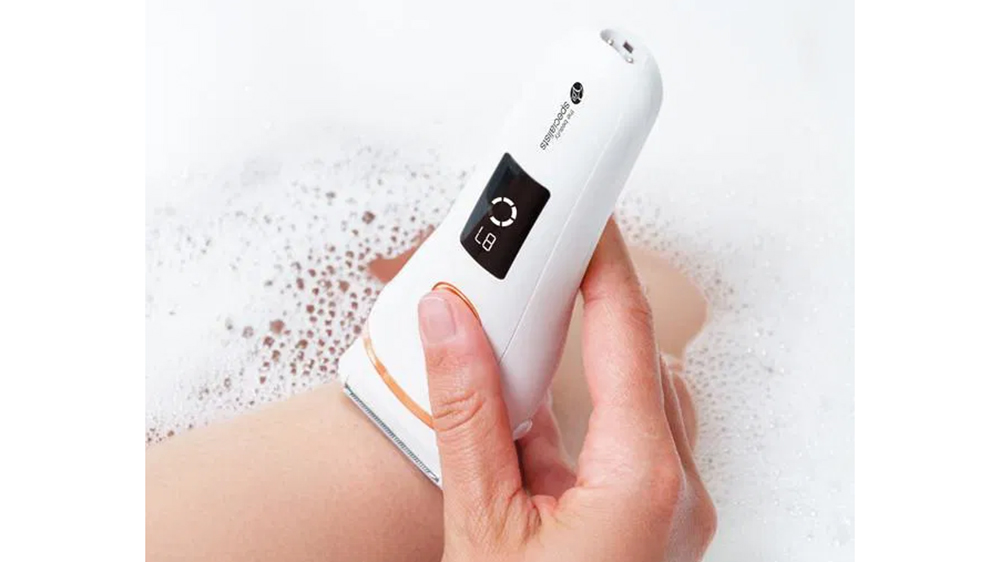 Žena používá dámský holicí strojek RIO SHLD_02