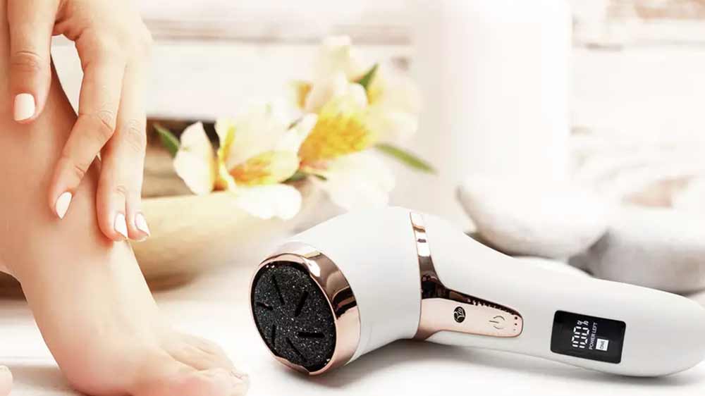 Odstraňovač ztvrdlé kůže a mozolů Rio PEDI5 položený vedle hebké nohy ženy_02