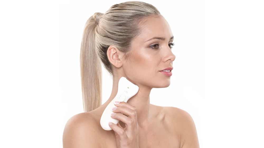 Žena používá masážní přístroj Rio NECK4 v oblasti krku_02