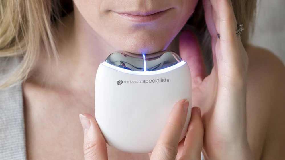 Žena používající přístroj na zpevnění krku a brady Rio FALT_02