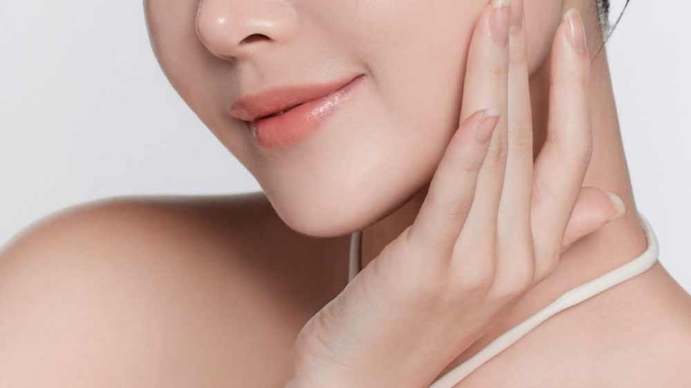 Žena dotýkající se dokonalé pleti_03