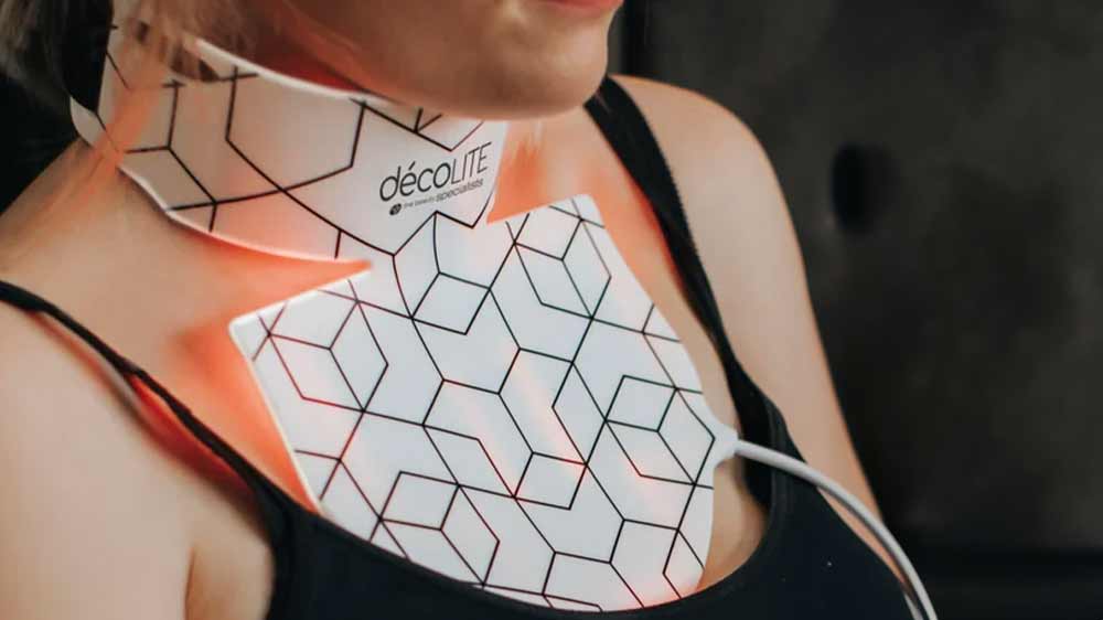 Žena používající LED masku na dekolt Rio DCLT_02