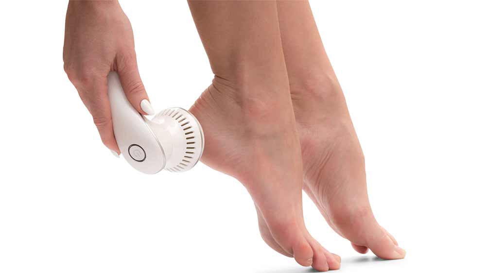 Žena odstraňující ztvrdlou kůži z paty pomocí Rio Pedi3_02