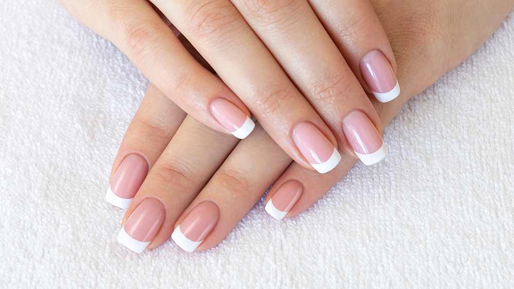 Pěstěné nehty s francouzskou manikúrou_03