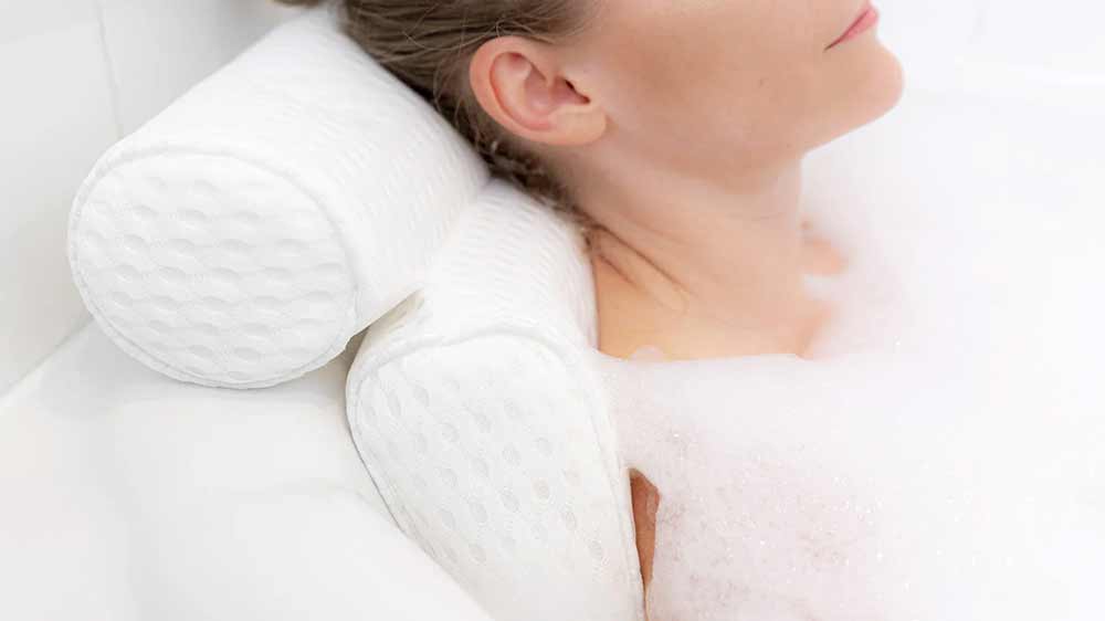 Žena relaxuje na polštářku do vany Rio Luxury Bath_02
