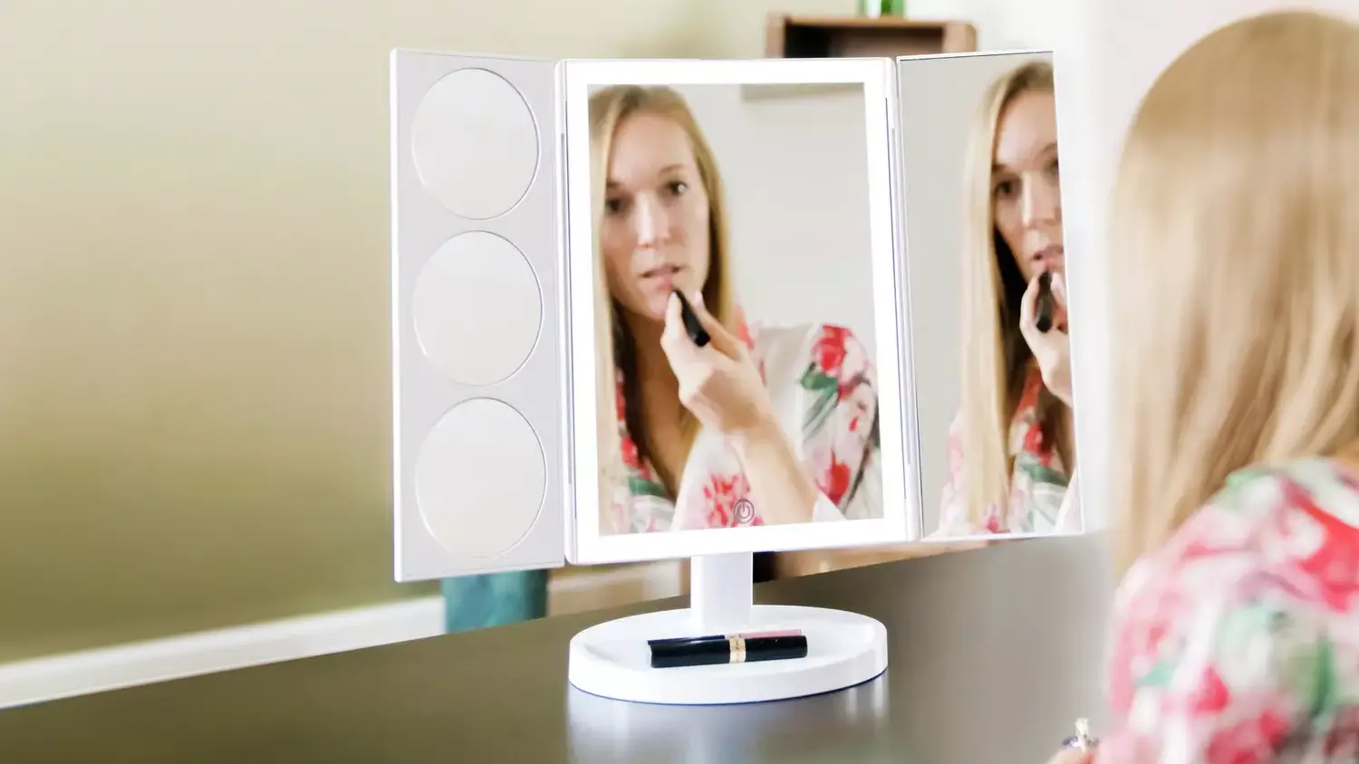 Žena se l&iacute;č&iacute; u kosmetick&eacute;ho zrcadla Rio LED Illuminated Make-up Mirror