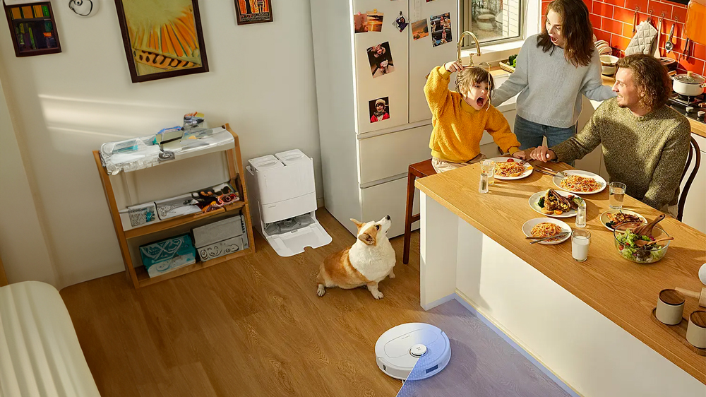 Rodina v kuchyni s rbotickým vysavačem Roborock Qrevo Pro_03