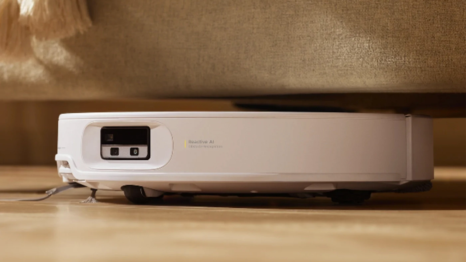 Robotický vysavač 2v1 Roborock Qrevo Edge 2 White pod sedačkou na podlaze