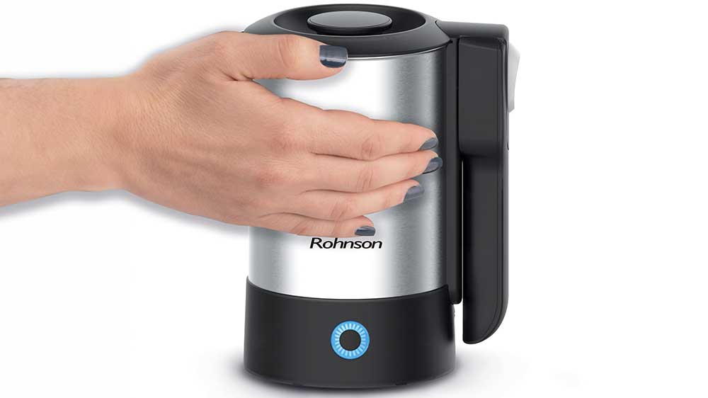 Ruka položená na varné konvici do auta Rohnson R-7606_02