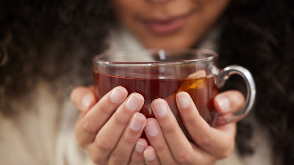 Žena držící teplý šálek čaje_03