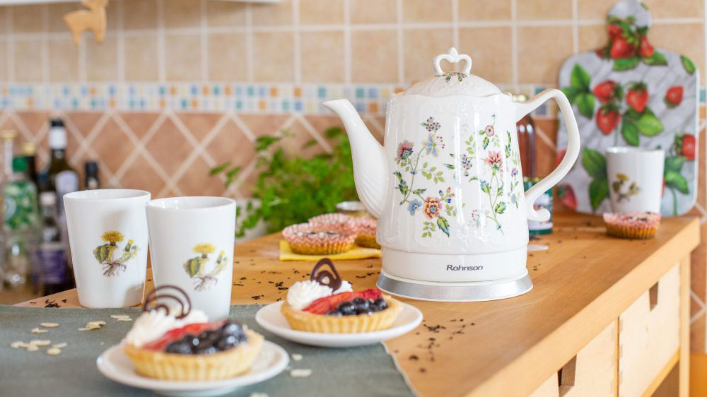 Keramická rychlovarná konvice Rohnson R-7804 v kuchyni_02