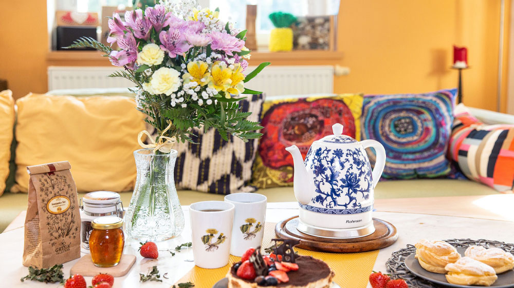 Keramická rychlovarná konvice Rohnson R-7808 na prostřeném stole_02