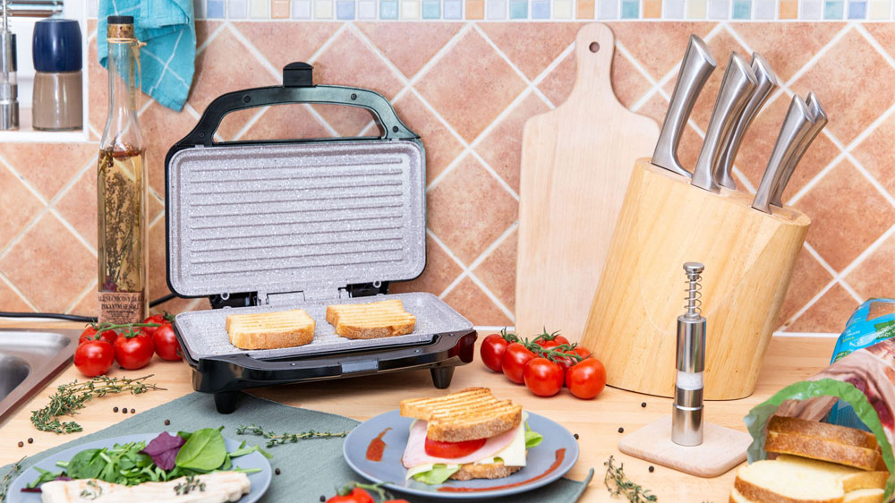 Otevřený sendvičovač ROHNSON R-2751 s připravenými sedviči_03