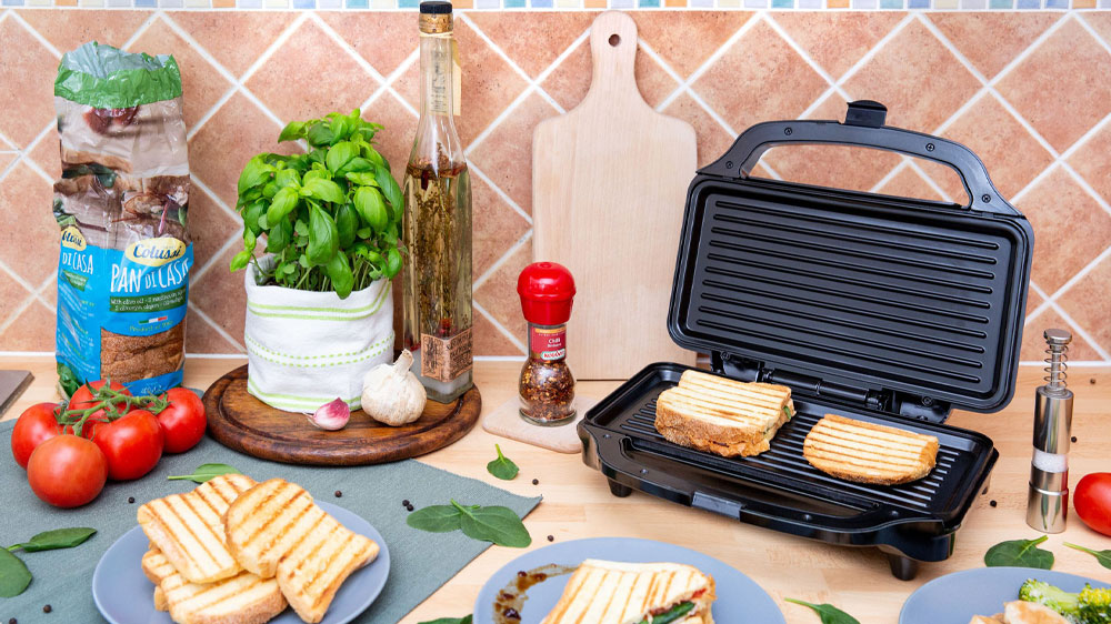 Otevřený sendvičovač ROHNSON R-2755 s připravenými sedviči_03