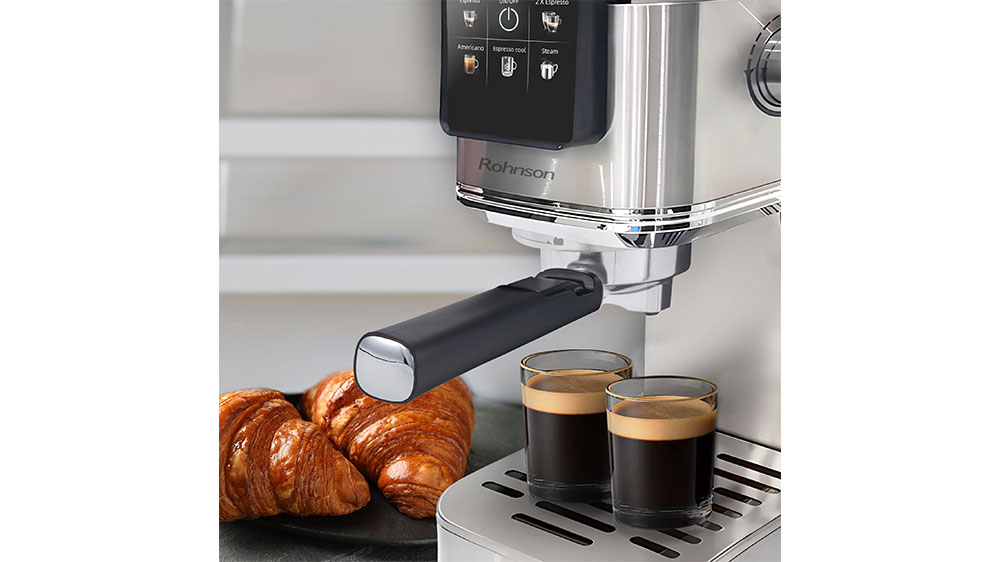 Pákové espresso Rohnson R-98016 na kuchyňské lince příprava 2 šálků kávy_05