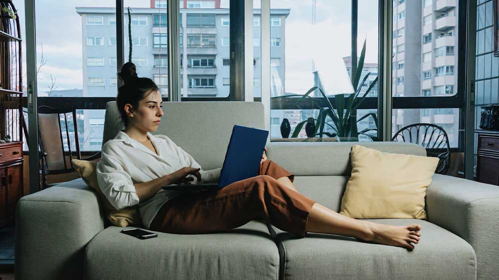 Žena si užívá relax a teplo v obývacím pokoji_02