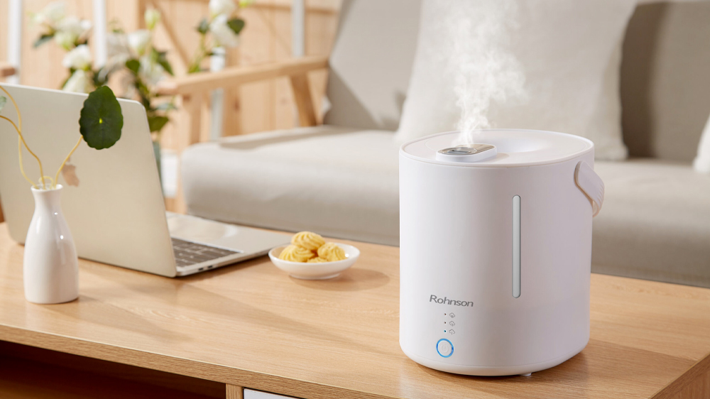Zvlhčovač vzduchu s vrchním plněním Rohnson R-9518 v interiéru_02