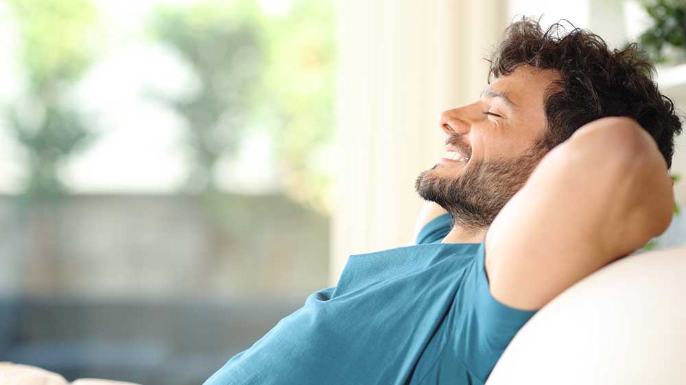 Muž dýchá v obýváku svěží vzduch_02