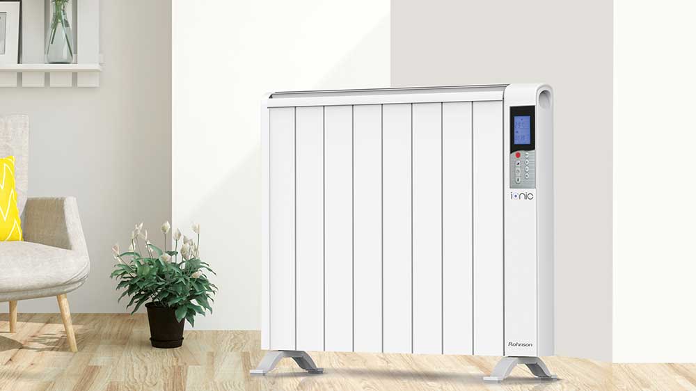 Digitální topný panel s ionizací Rohnson R-0420 Ionic stojící v obýváku_02