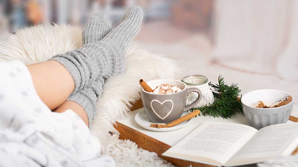 Nohy v teplých ponožkách a horká čokoláda_03