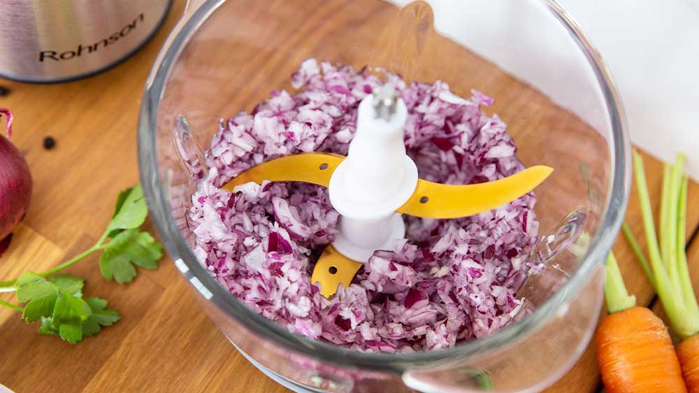 Nasekaná cibule pomocí sekáčku potravin Rohnson R-5115_03
