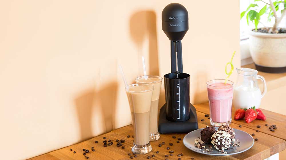 Mixér na frappé ROHNSON R-447 s připravenými nápoji a dezertem_02