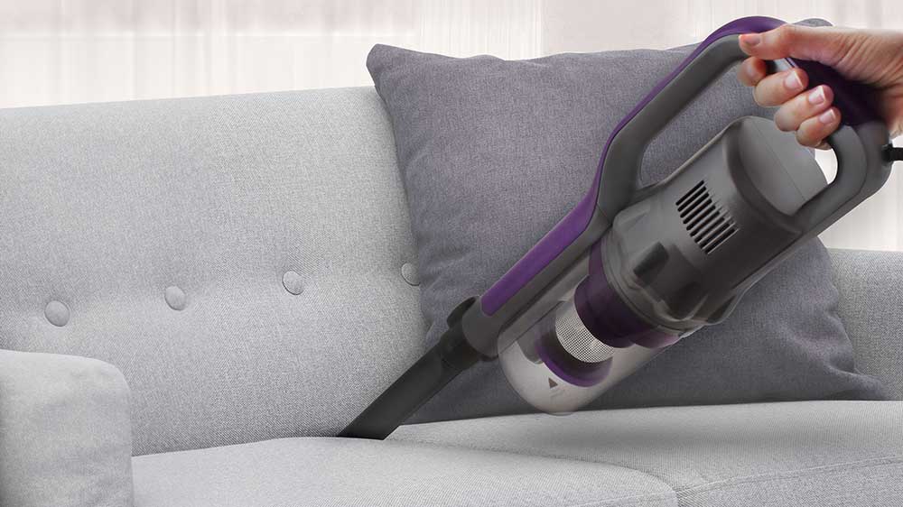 Tyčový vysavač Rohnson R-1219 Turbo Force jako ruční vysavač a čištění pohovky_02