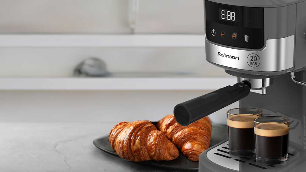 P&aacute;kov&eacute; espresso Rohnson R-98019, dvě k&aacute;vy a dva croissanty_02