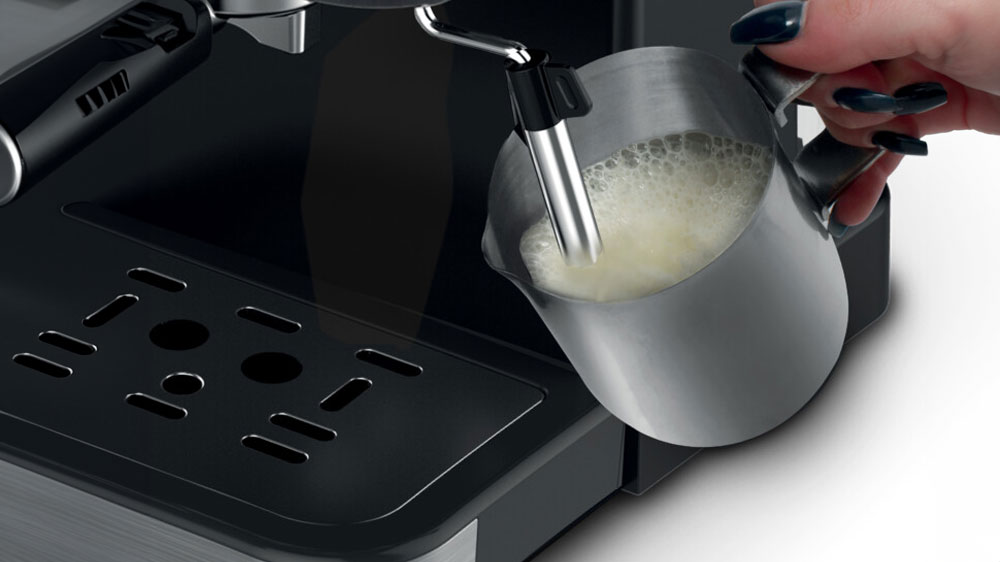 Žena si šlehá mléčnou pěnu_03