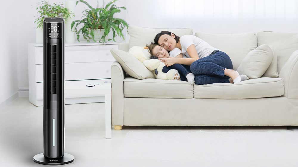 Matka s dcerou spí na gauči v obýváku, ve kterém je sloupový ochlazovač vzduchu Rohnson 4v1 R-8803 Frosty_04