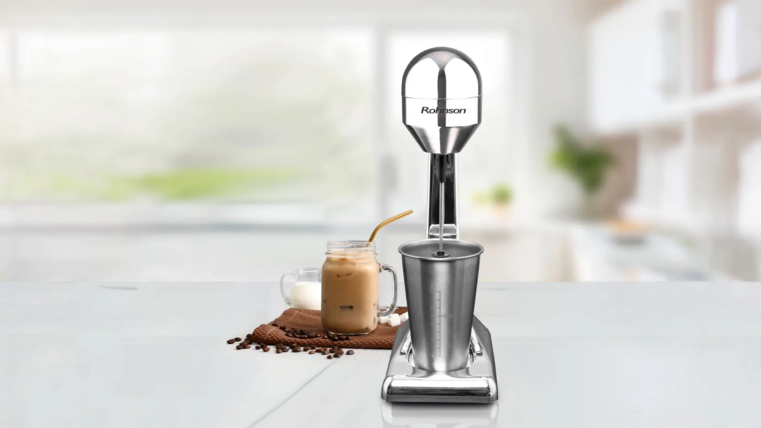 Mix&eacute;r na frapp&eacute; Rohnson R-448 na kuchyňsk&eacute; lince vede skleničky k&aacute;vy