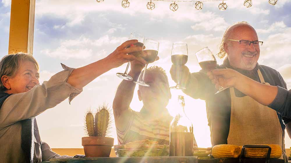 4 lidé si připíjí na grilovací party_03