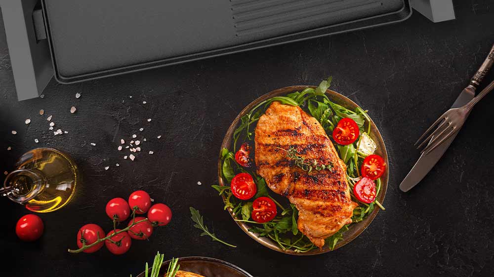 Elektrický stolní gril Rohnson R-2533 s hotovými pokrmy a omáčkou_03